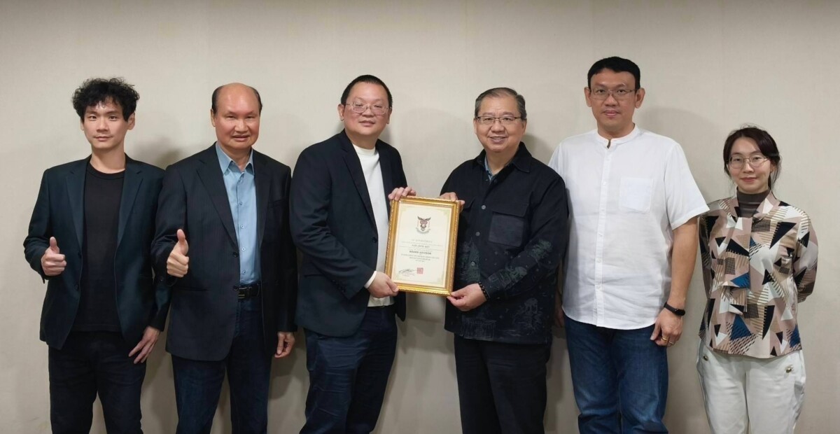 砂拉越中醫師中藥聯合總會署理會長翁承閎、秘書長李宜財、理事許沁渝、中國醫藥導報(台灣)總社長許武慶、世界國際健康管理學會總會長陳秋隆教授及御醫本草健康平台召集人本草OPAA中醫師合影。主辦單位/提供