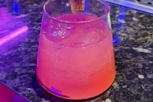 最Chill逢甲夜市酒吧推薦 週二女力50元暢飲 嗨翻全場