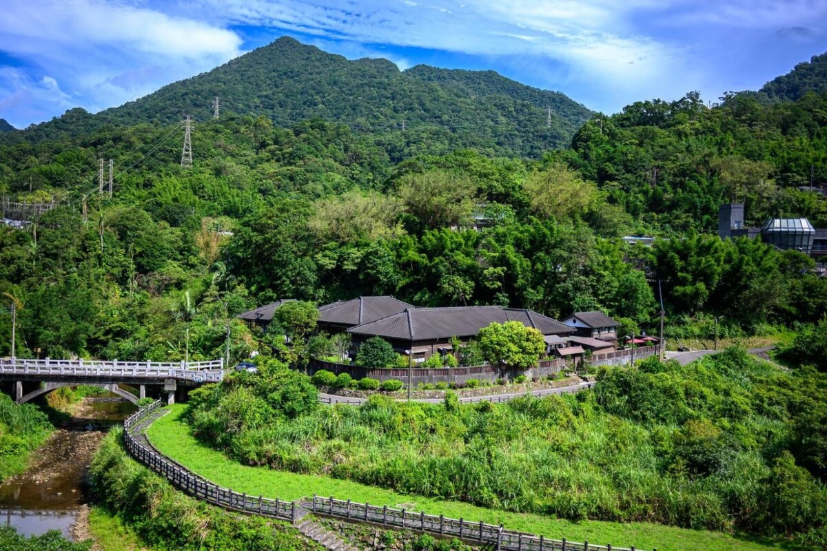 坐落百年山城,倚鄰基隆河上游,一見菁桐位在開闊自然景觀之中,彷彿一處世外桃花源。圖片提供|一見菁桐