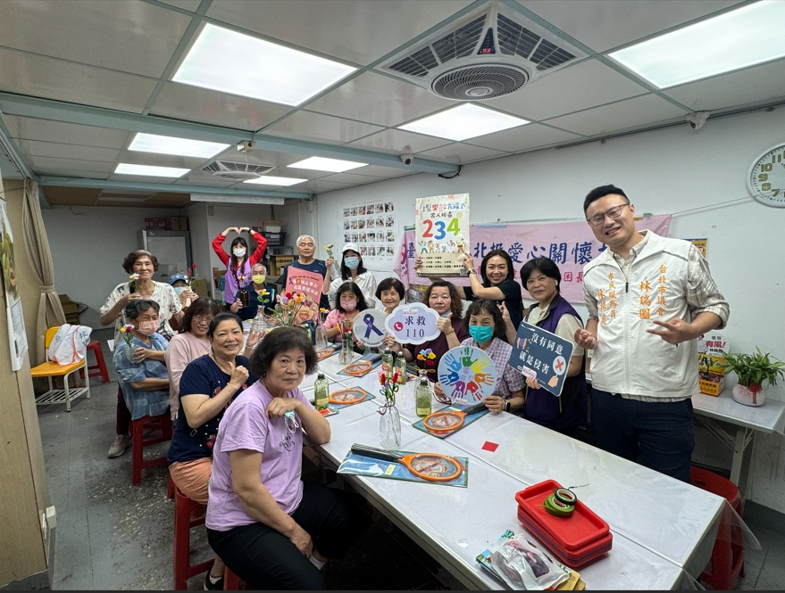 林揚庭率領士林北投愛心關懷協會,長期投入社區長者關懷與家庭暴力防治宣導。