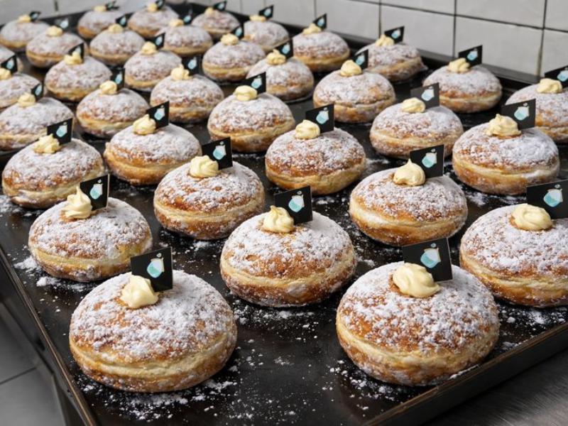 基隆下午茶首選【幸福小屋】，14:30 準時出爐的爆漿生乳甜甜圈，是中正區甜點控之間的人氣話題（圖／Medick Marketing Ltd. 提供)