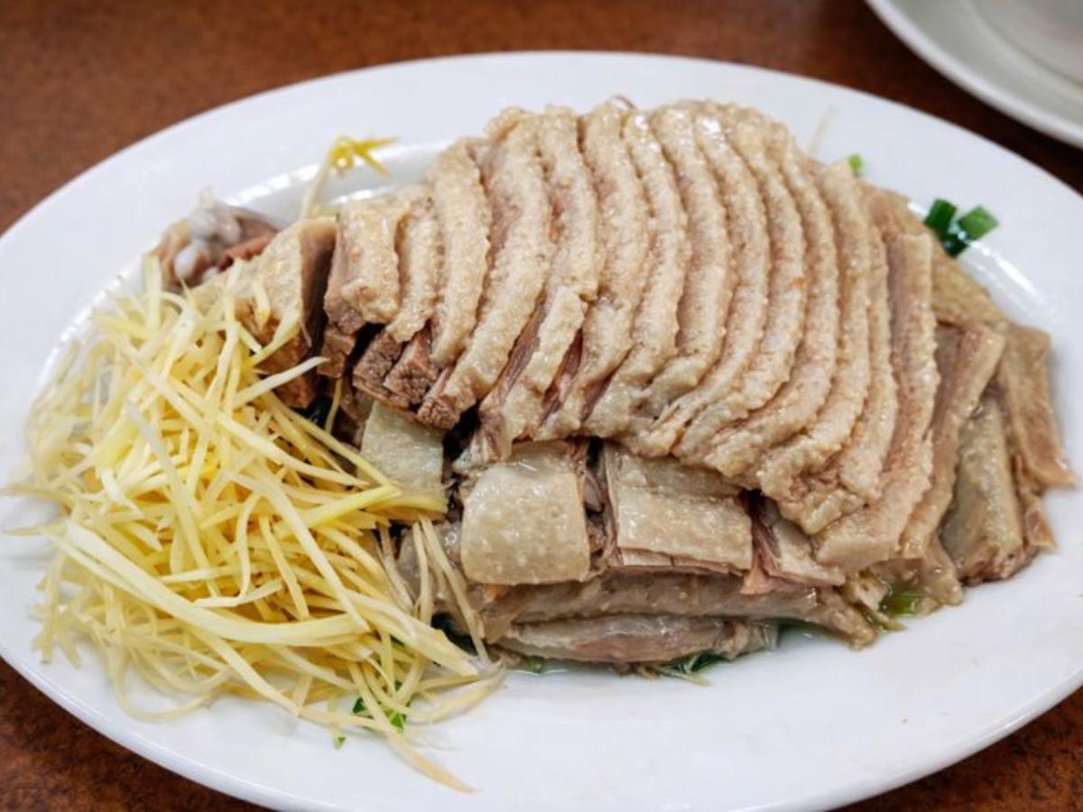 南投合菜餐廳【沛哥小館】的人氣招牌「鵝肉」,切片後油脂分布均勻、肉質細緻,完整呈現鵝肉原有的甜香與彈嫩口感,是不少熟客到訪必點的經典下飯菜色(圖/Medick Marketing Ltd. 提供)
