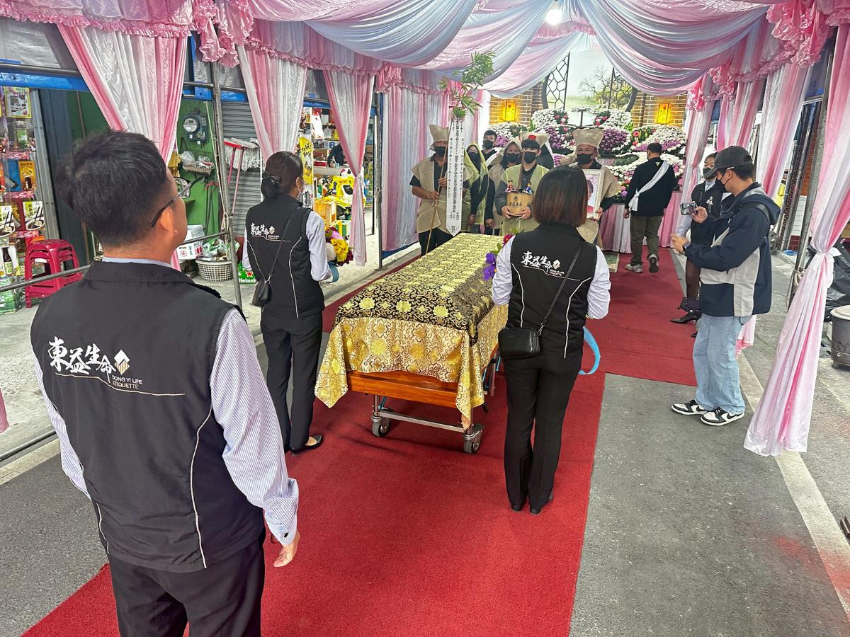 秉持「逝者靈安、家屬心安」初衷，屏東專業禮儀師針對不同家庭需求量身提供建議與服務（圖/Medick Marketing Ltd.提供）