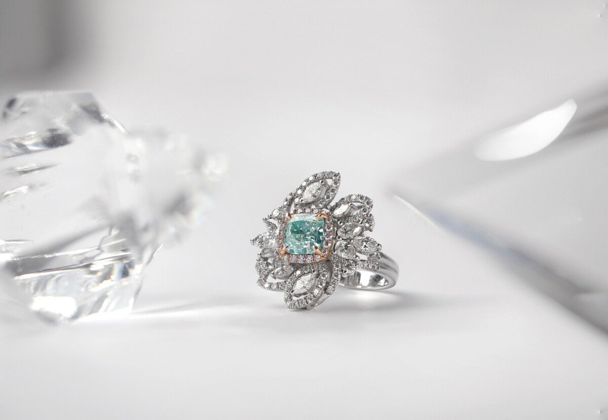 碧影流光 Verdant Whisper — 以極稀有 Fancy Green 2.05 ct 天然綠彩鑽為核心,光影映照歲月沉澱的從容深度,花瓣流動於不對稱之間,展現女性優雅而自信的姿態。(圖/亞帝芬奇 Vividventure 提供)