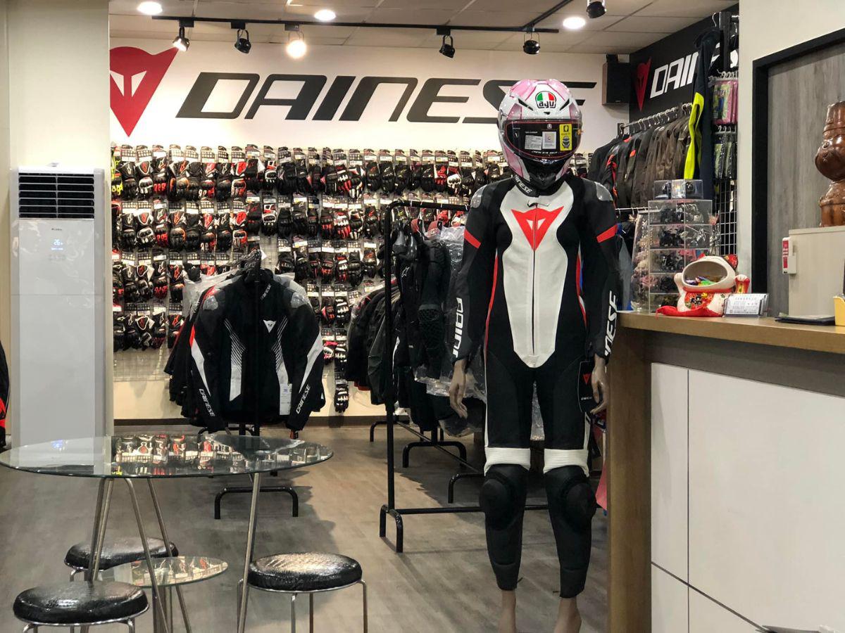 位於彰化市中山路二段的百坪機車用品專賣店，提供多種知名品牌的安全帽、人身部品選擇（圖/Medick Marketing Ltd.提供）