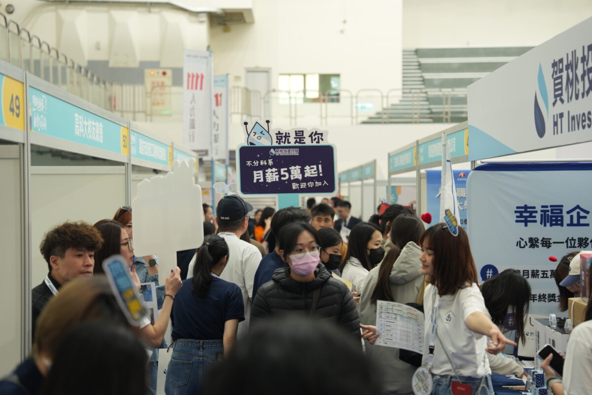 高科大2026校園就業博覽會今日於第一校區開跑,現場湧入大批求職學生,124家企業共釋出超過5,600個職缺,展現產業界對高科大人才的高度需求。