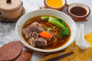 米其林必比登推薦 新竹城隍廟必吃牛肉麵 中藥熬煮湯頭超甘甜