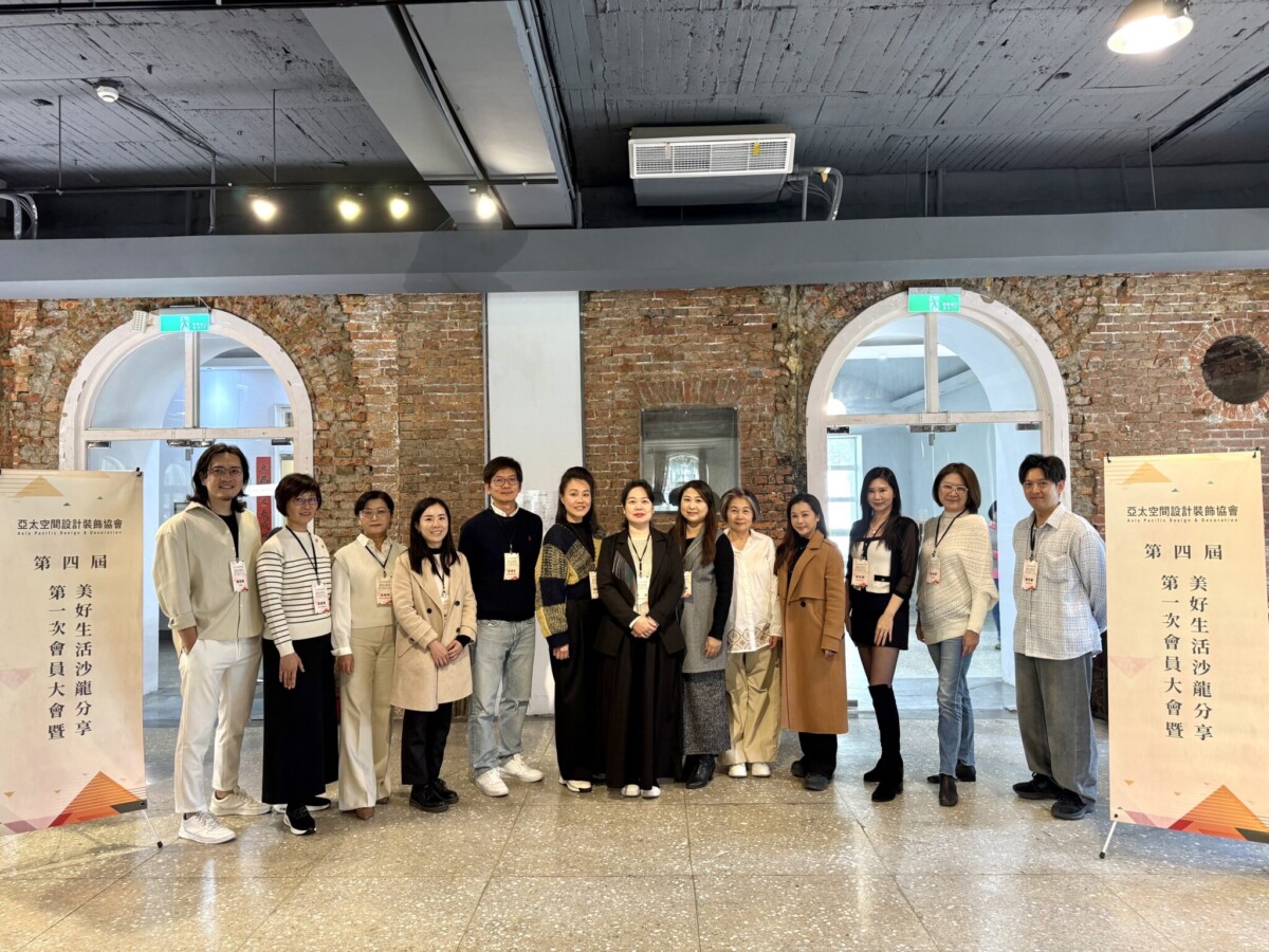 (中間)理事長李欣、(左1)常務監事楊昆翰、(左2)理事張健慧、(左3)監事沈慈珍、(左4)理事夏暄茹、(左5)常務理事邱德生、(左6)秘書長孫馷涔、(右1)理事陳羿慶、(右2)理事李瑞雯、(右3)理事吳玫錦、(右4)監事汪采妮、(右5)理事徐淑敏、(右6)常務理事林軒慧 / 圖：亞飾協