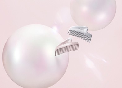 SALONIA 光澤刮痧順髮梳結合梳髮與刮痧功能，兼具機能與時尚外型。