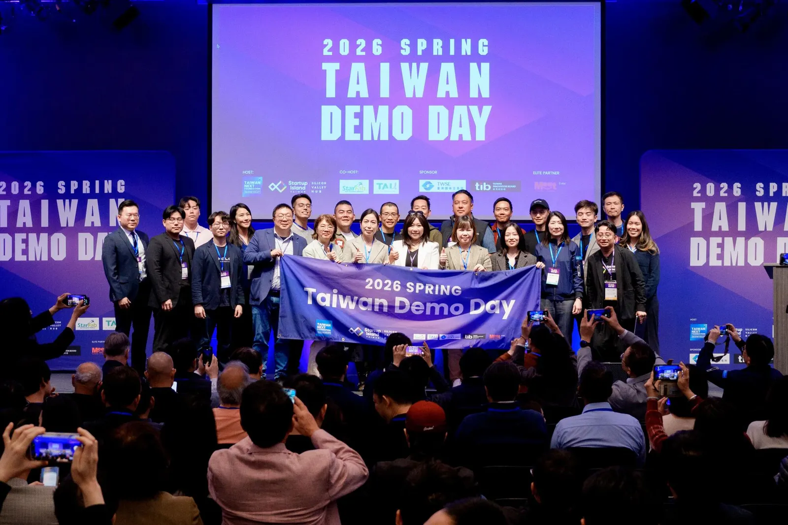 證交所胡則華業務委員（前排右二）與「2026 Taiwan Demo Day 春季場」主辦單位「國發會
SIT矽谷辦公室」、「Taiwan Next Foundation」以及參與Pitch公司共同合影。