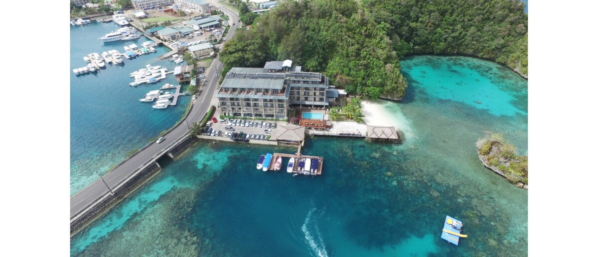 帛琉百悅大飯店位於科羅州馬拉卡爾島,距離帛琉主要城市科羅市區僅約五分鐘車程。(帛琉百悅大飯店提供)