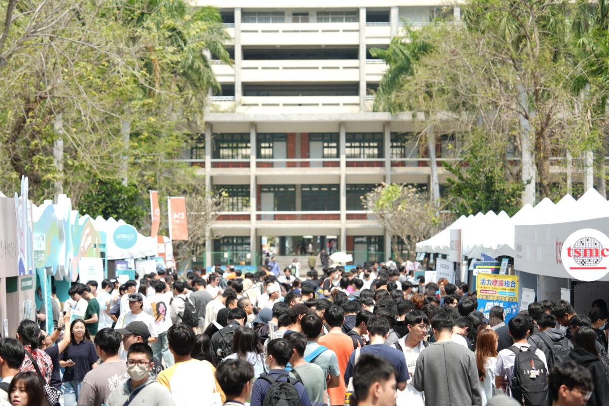 企業齊聚建工校區設攤徵才,現場湧入大量學生參與交流與應徵,展現青年求職熱度與產業人才需求同步升溫。