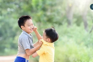 孩子常被說愛打人、不合群 醫揭背後原因：不一定是教養問題