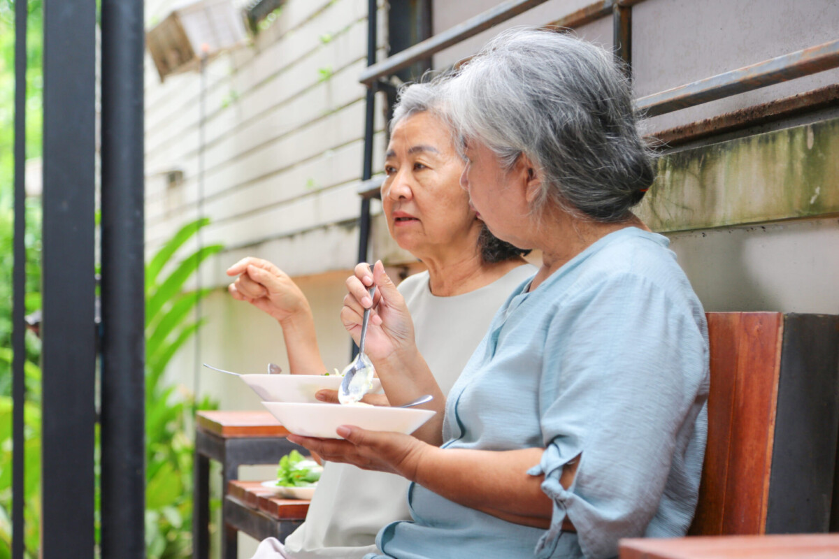 熟齡飲食逐漸走向便利化，讓家庭能保留更多餐桌陪伴時間，提升日常用餐體驗。圖/123RF圖庫