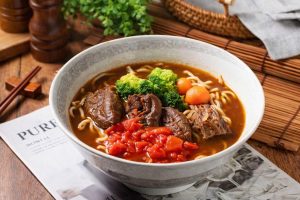 台南北區牛肉麵推薦 四公分厚切肉塊 純牛肉熬煮羅宋風味湯頭