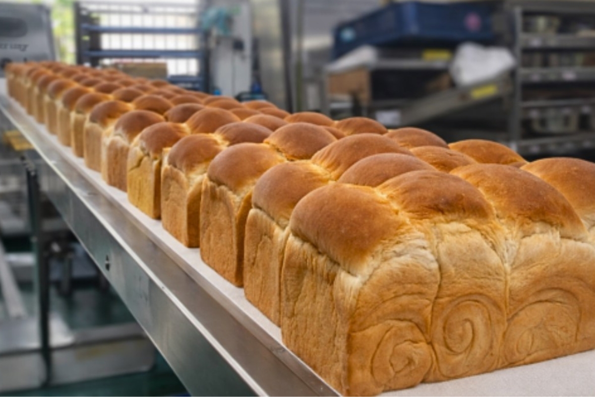 高雄吐司批發品牌《貳百加高雄吐司漢堡》長年供應早餐店吐司，近年老闆私藏的手工蛋黃酥也在團購市場逐漸走紅（圖／Medick Marketing Ltd.提供）