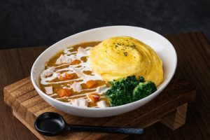 永和必吃螺旋滑蛋包飯 8款異國咖哩醬搭配舒肥主菜自由選