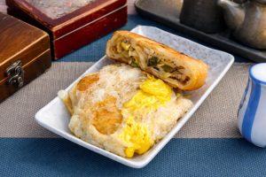 金華街的古早味手工餡餅店 每日現點現煎的楊梅銅板美食