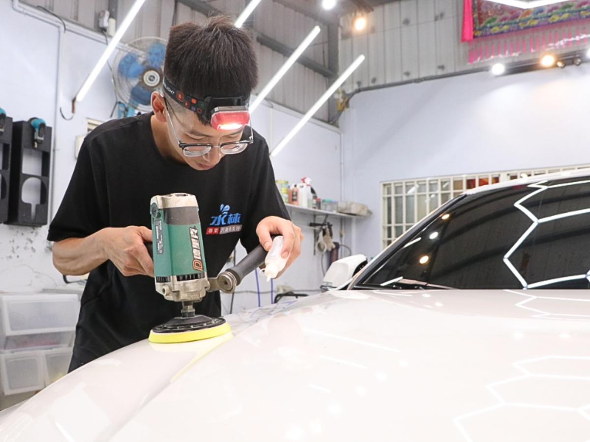 漆面拋光修復後，搭配高階鍍膜塗層，於表面形成持久強效的潑水保護層，有效降低髒污附著與氧化情形，讓車漆長時間維持亮麗如新（圖/Medick Marketing Ltd.提供）