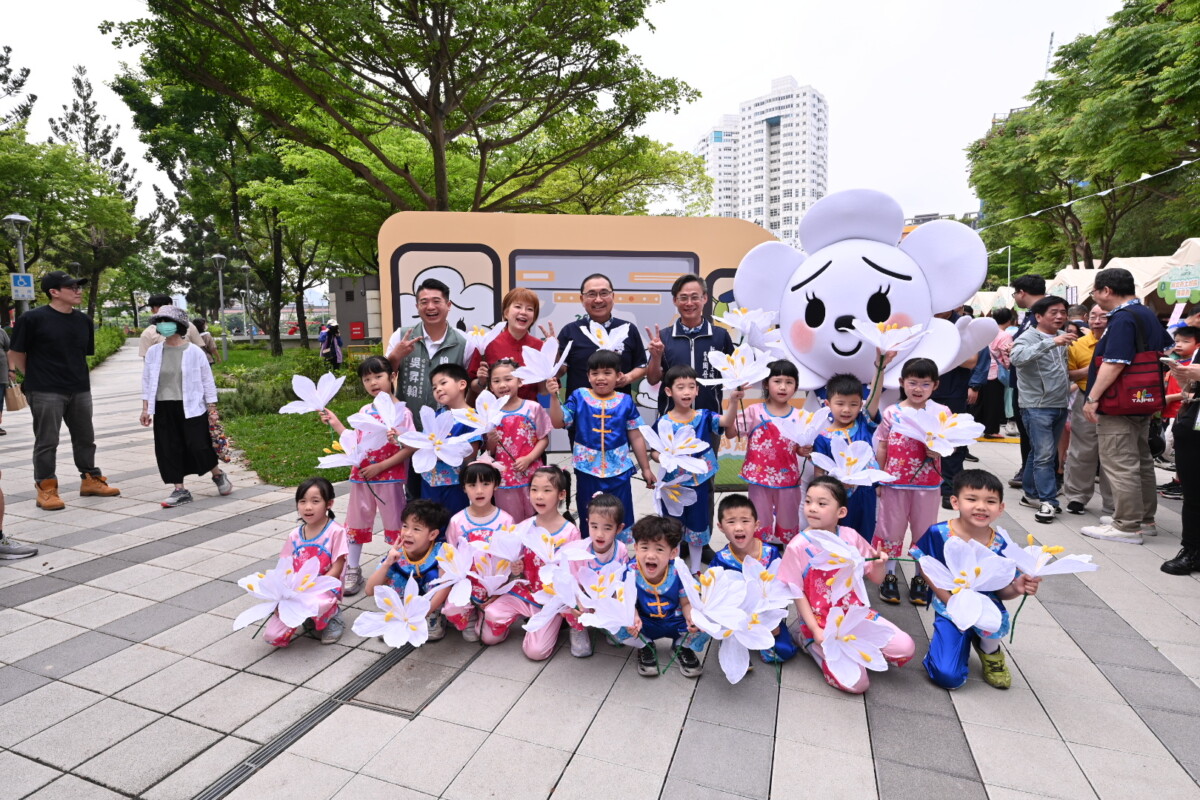 土城做為首發站，化身為載滿歡樂的「桐花列車」，市長侯友宜與桐花小精靈一起於「城市登山口」帶領啟程