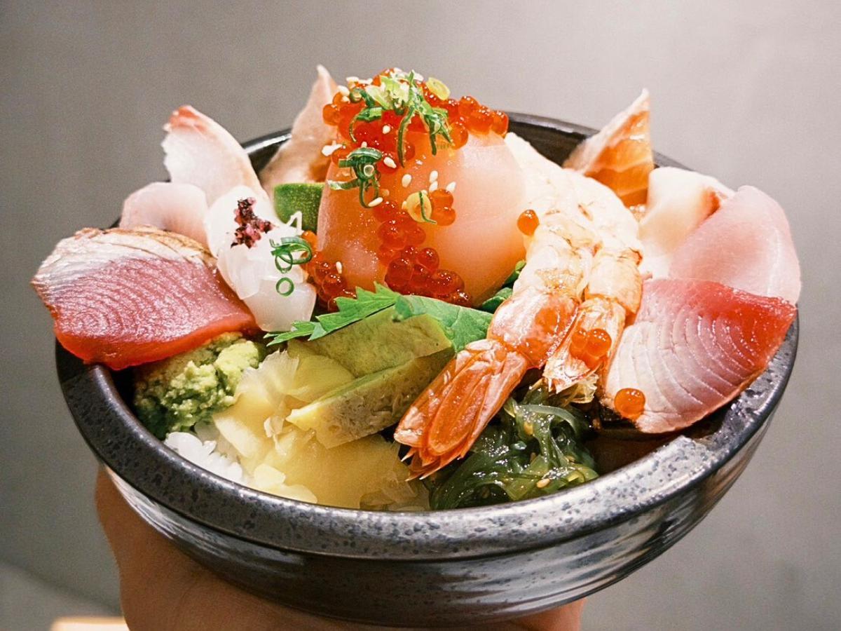 台中刺身丼飯推薦： 鋪滿來自蘇澳與澎湖的直送漁獲「生魚片丼飯」，搭配可無限續喝的鮮魚味噌湯（圖/Medick Marketing Ltd.提供）