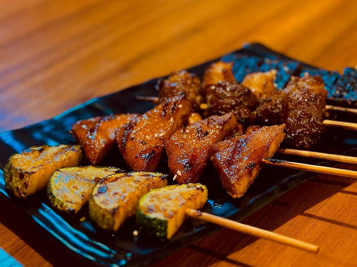 板橋平價串燒宵夜 獨家手工刷醬現烤 板新捷運站深夜聚餐人氣王