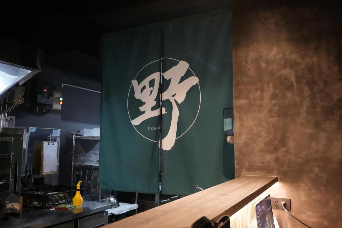 板橋寵物友善居酒屋：開放式吧檯設計縮短主廚與饕客距離，支援現金與刷卡，歡迎攜帶毛孩一同小酌（圖/Medick Marketing Ltd.提供）

