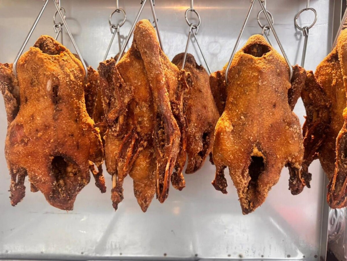 南投埔里美食「來來香酥鴨」遵循辦桌古法，歷經醃、蒸、滷、炸四道繁瑣工序，成就皮薄如紙的極致口感（圖/Medick Marketing Ltd.提供）