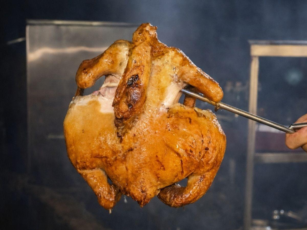 【九芎湖劉家莊】招牌燜雞，外皮金黃酥脆且肉質鮮嫩多汁，是新埔客家料理的經典代表（圖/Medick Marketing Ltd.提供）