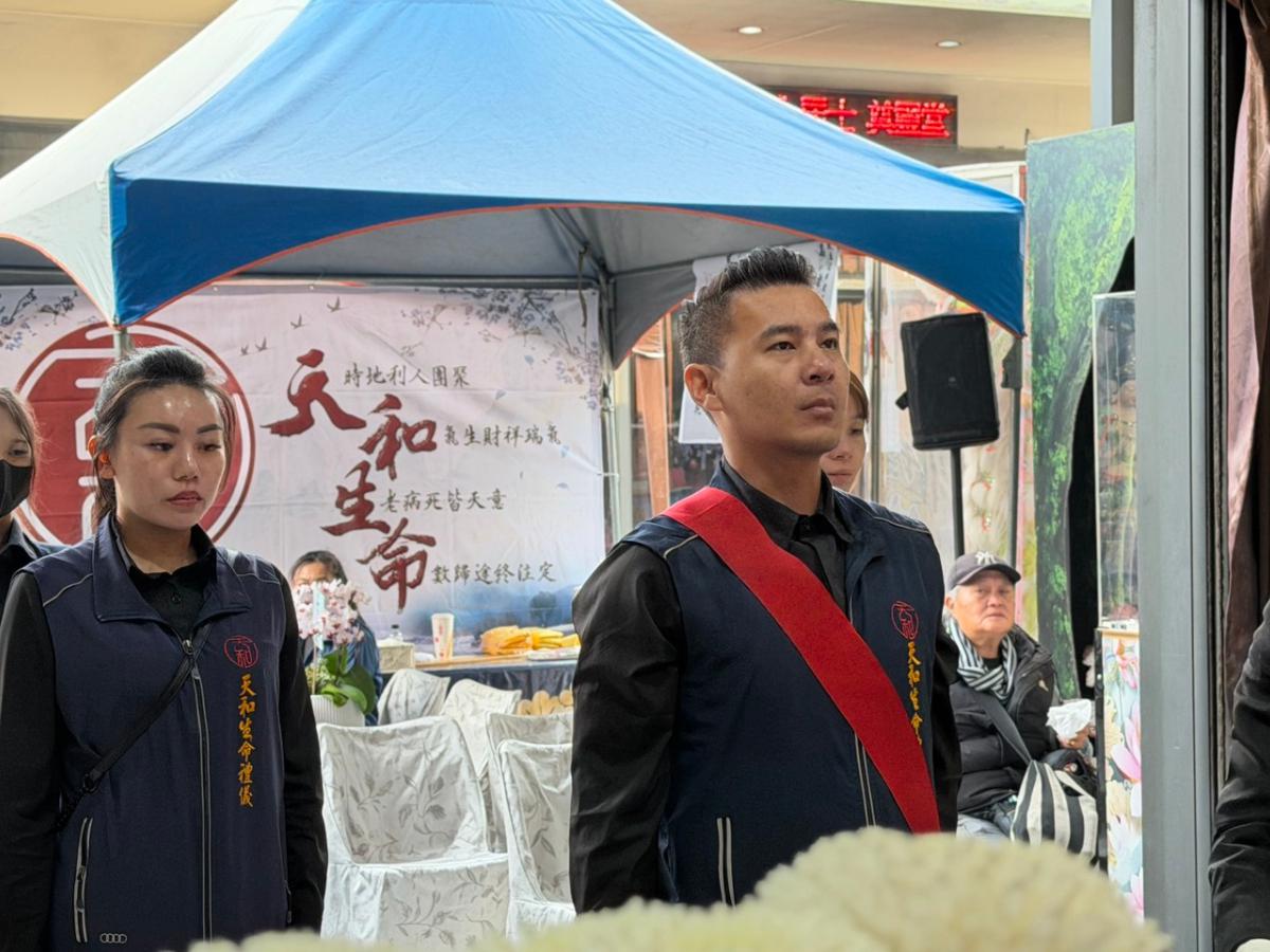 高雄左營告別式規劃: 專業團隊細心佈置莊嚴會場,透過客製化設計圓滿每一場生命畢業禮(圖/Medick Marketing Ltd.提供)