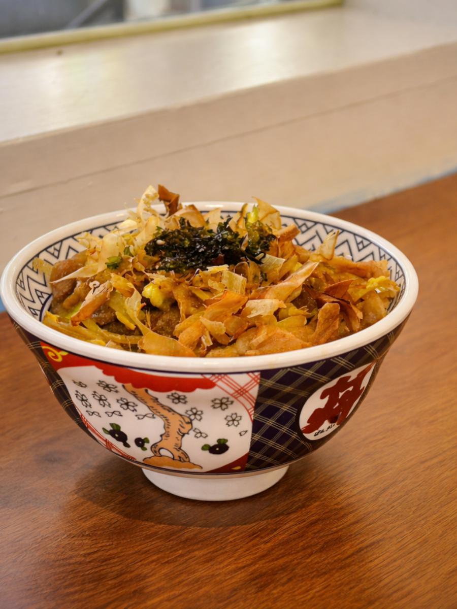 馬公美食店家 從紅燒海鮮烏龍麵到日式丼飯餐桌選擇