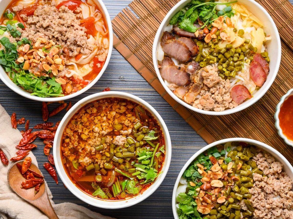 位於統領廣場周邊，步行可達桃園火車站商圈的【三品王螺螄粉】，是桃園學生族群與通勤族最愛的平價特色小吃（圖/Medick Marketing Ltd.提供）

