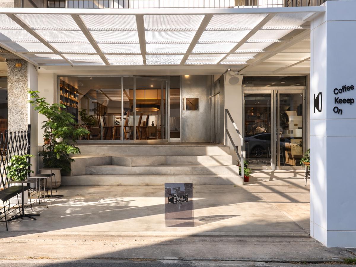 巷弄裡的靜謐空間，勤美精品咖啡與自然光一同流動。這裡是適合一個人沈澱、兩人對話的日常咖啡角落（圖/Coffee Keeep on提供）