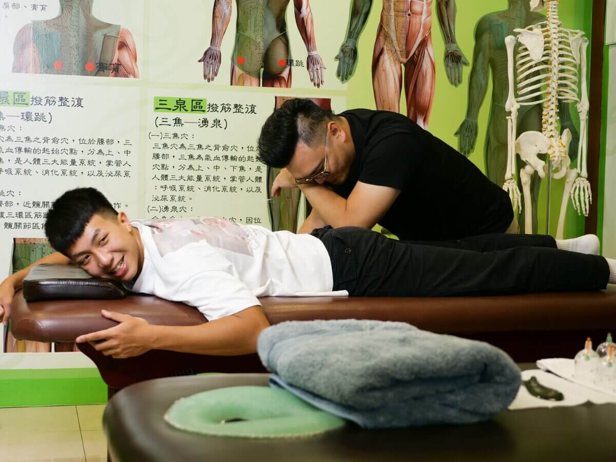 久坐剪片＋健身越練越卡 只要靠「撥筋＋運動按摩」把身體喬回來