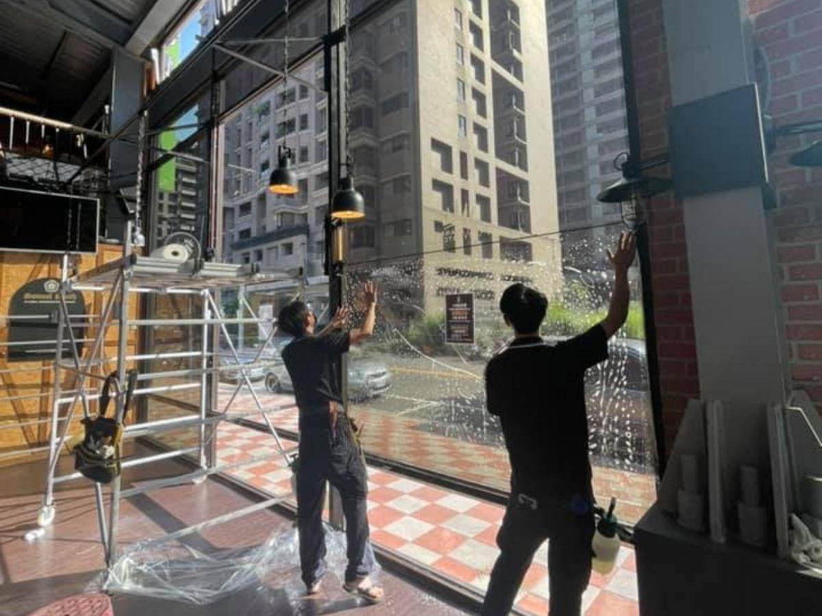台北商業空間玻璃隔熱工程紀錄：透過專業節能膜料施作，旨在優化實驗環境的恆溫穩定性並協助阻隔紫外線影響（圖/Medick Marketing Ltd.提供）