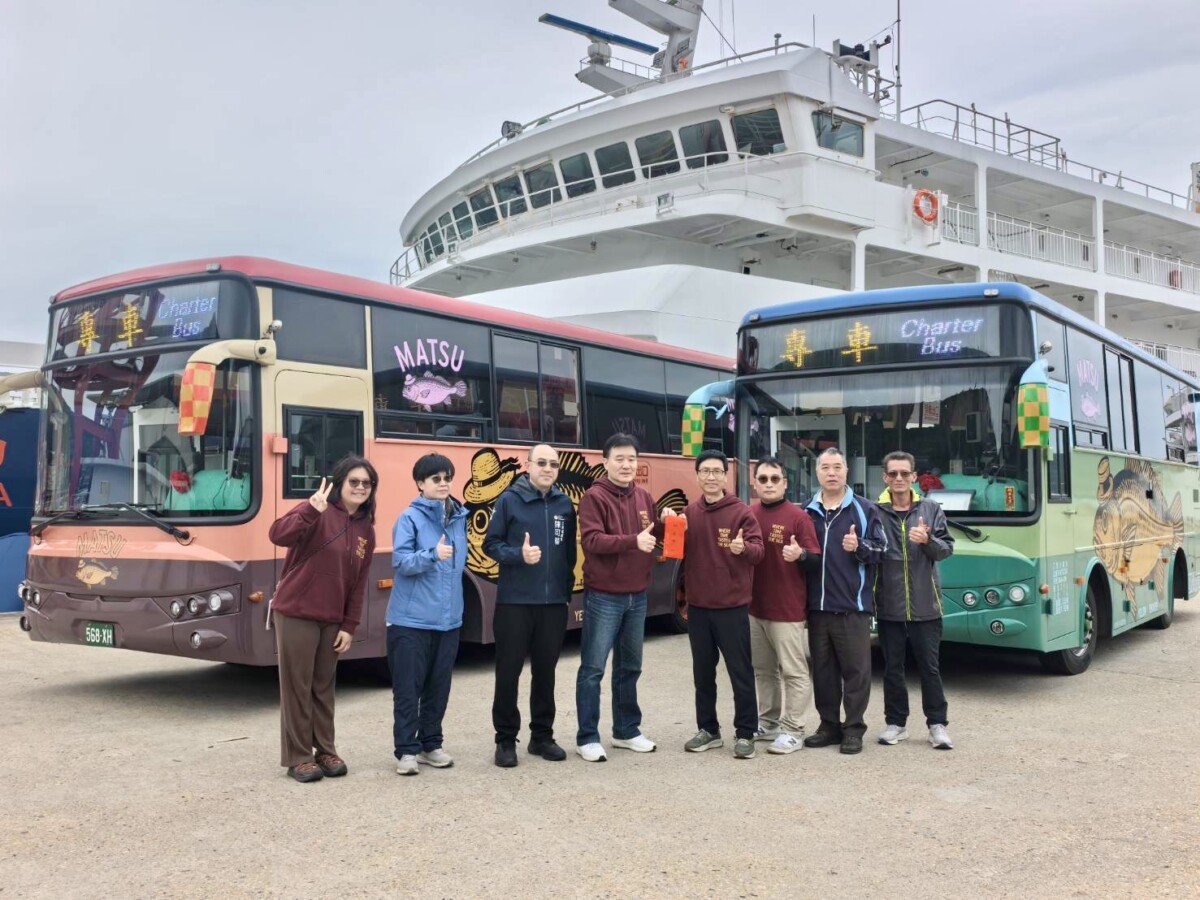 副縣長陳冠人代表縣長王忠銘致贈加菜金。圖/連江縣政府提供