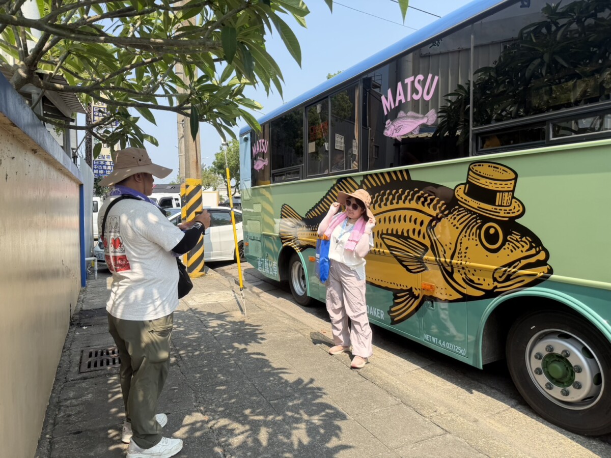 白沙屯媽祖信眾搶拍黃魚公車 圖/連江縣政府提供