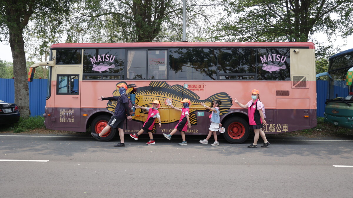 白沙屯媽祖信眾搶拍黃魚公車。圖/連江縣政府提供
