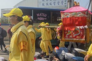 跟著白沙屯粉紅超跑摸魚去 馬祖黃魚公車掀起追車拍照打卡熱潮