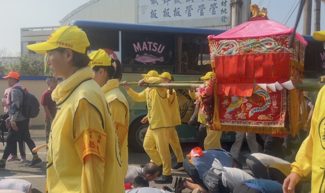 白沙屯媽祖進香媽祖行經黃魚公車成亮點。圖/連江縣政府提供