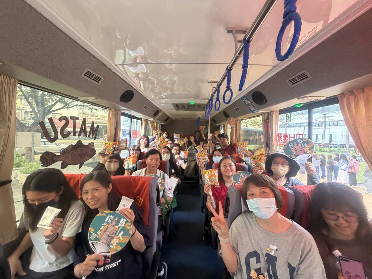 結緣扇與馬祖好物深受雲林縣府同仁歡迎。圖/連江縣政府提供