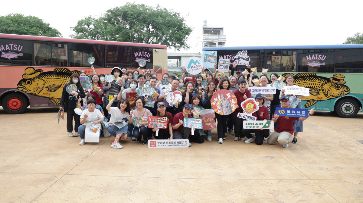 雲林縣府同仁搶拍黃魚公車。圖/連江縣政府提供