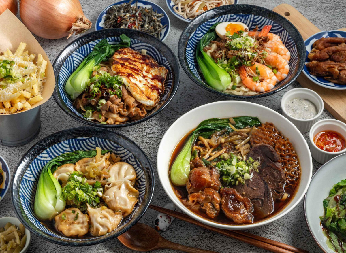充滿故事感的南崁牛肉麵店！由舊倉庫翻修而成，純白希臘風的小屋外觀，是當地著名的美食景點（圖/Medick Marketing Ltd.提供）