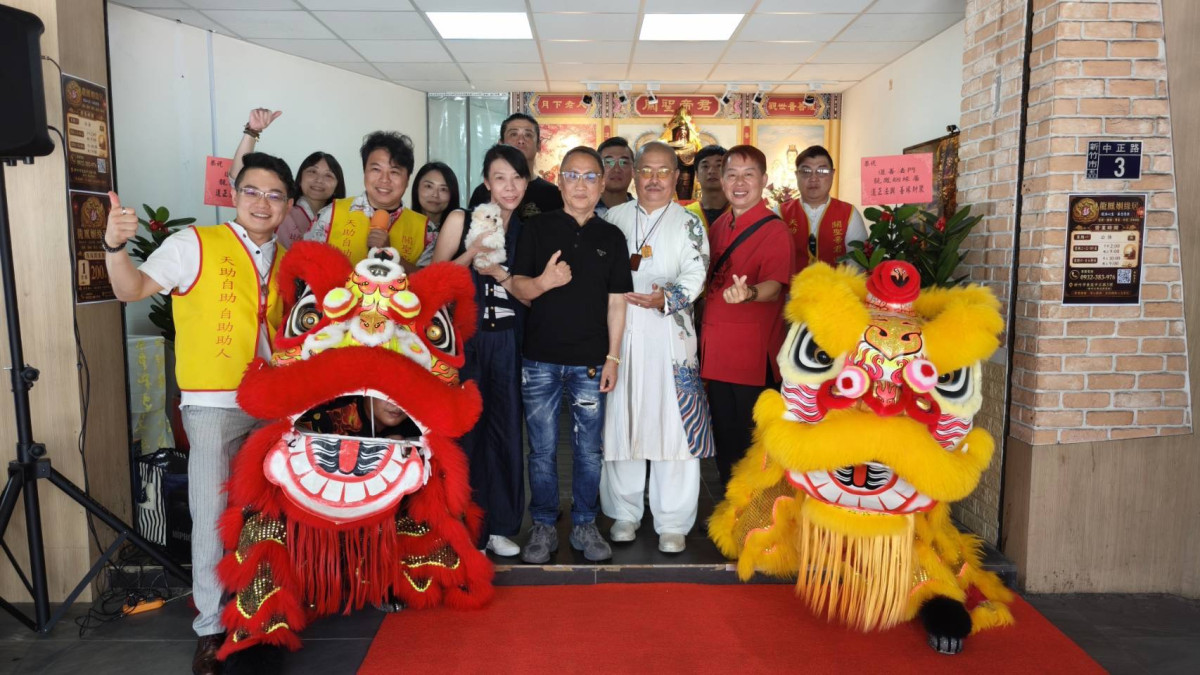 龍鳳姻緣居老師及親友團合影（圖/道善法門提供）