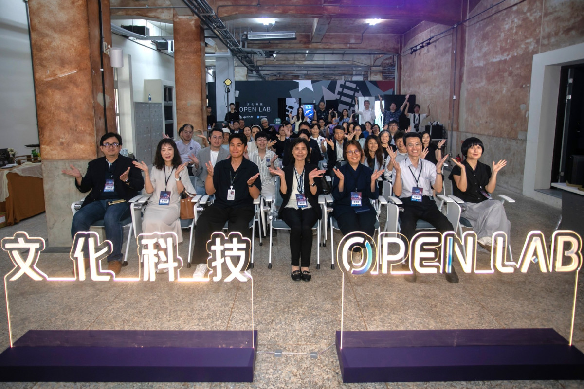嘉義文創園區正式揭幕「文化科技 OpenLab」，工研院打造文化內容從開發到市場驗證的一站式商模驗證平台，引領文化內容產業邁向國際。圖左起宏達電亞太區技術行銷總監顏偉景、宇萌數位科技執行長白璧珍、嘉義市政府文化局長謝育哲、工研院服務系統科技中心執行長陳慧娟、嘉義文創園區總監徐嘉聆、奧圖碼資深處長陳靖閎、威尼斯影展得獎作品《快樂的陰影》導演林佩瑩。