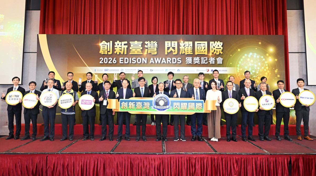 經濟部舉辦「創新臺灣 閃耀國際 2026 Edison Awards獲獎記者會」,邀請獲獎單位與廠商參與。圖前左起為光林智能經理葉牧青、印能科技副總經理蘇桓平、泓格科技總經理鄭樹發、聯岳砂石董事長彭錦淼、笙特科技董事長阮天助、紡織所所長李貴琪、經濟部能源署署長吳志偉、經濟部產發署署長邱求慧、經濟部部長龔明鑫、經濟部產業技術司司長郭肇中、工研院院長張培仁、金屬中心董事長劉嘉茹、資策會執行長范俊逸、合碩生技董事長黃孟峰、亞東科技大學院長林尚明、新光合纖維技術長鄒國台、普格諾斯科技經理許銘翔。
