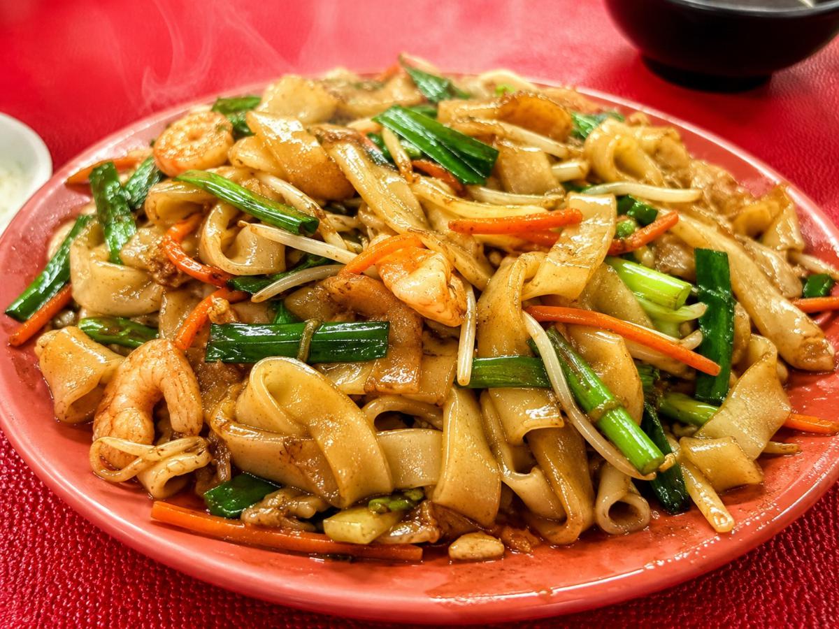 牛肉板條吸附現炒醬香,搭配蔬菜與牛肉一起快炒,Q彈口感與鍋氣成為許多熟客回訪原因(圖/Medick Marketing Ltd.提供)