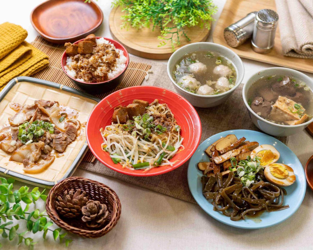 滷味拼盤、淋上噴香肉燥的主食、搭配一碗暖湯正是彰化在地美食的經典組合(圖/Medick Marketing Ltd.提供)