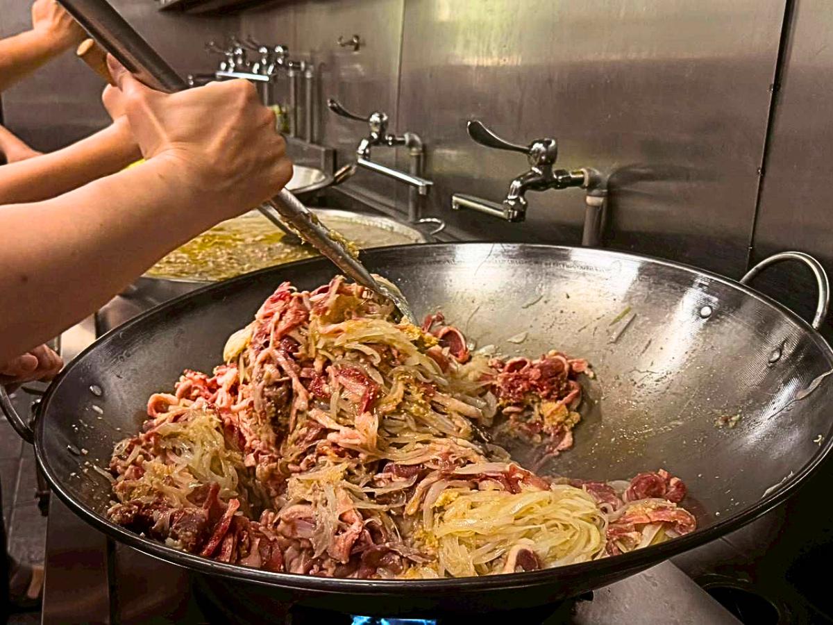 三重人氣鴨肉料理之一,生炒鴨肉羹湯頭蒜香濃郁,搭配粿仔或米粉滑順入味,越吃越順口(圖/Medick Marketing Ltd.提供)