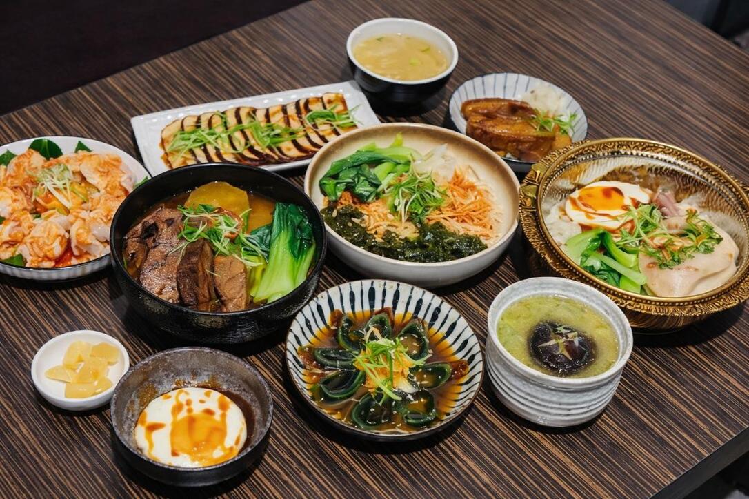 位於樹林、鄰近北大特區生活圈的《無題食堂》,從鍋巴飯、牛肉麵到配菜與飲品安排,展現出更完整的用餐內容(圖/Medick Marketing Ltd.提供)